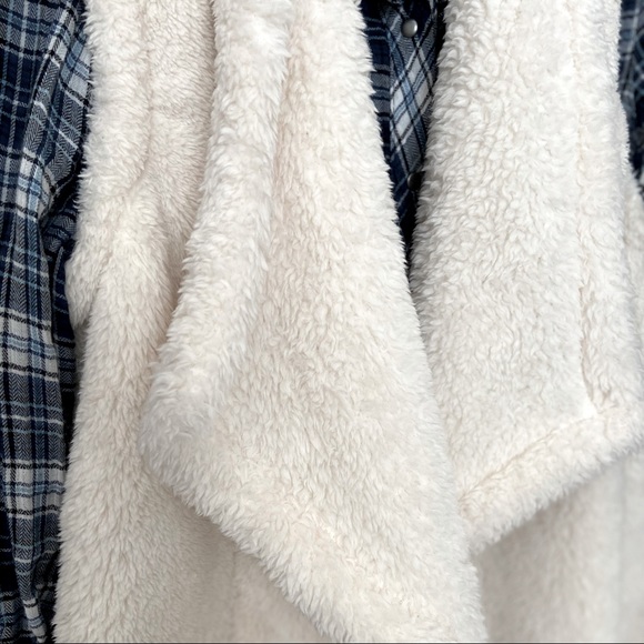 SHERPA VEST with Pockets⭐️Excellent Like New Condition - Picture 4 of 10